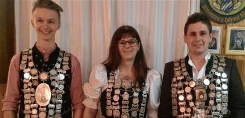 Dürfen die Königsketten tragen (von links): Jugendkönig Alexander Baumgartner, Pistolenkönigin Gaby Hartl und Gewehrkönig Florian Schnitzer. Foto re