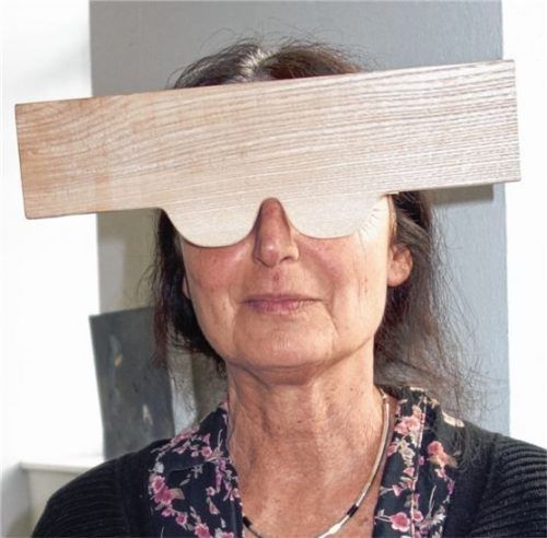 Durchblick oder Brett vorm Kopf? Judith Bader, die Leiterin der Städtischen Galerie Traunstein, präsentiert das „Gerät für öffentlichen Durchblick“ aus Eschenholz von Cosima Strähhuber. Foto Giesen
