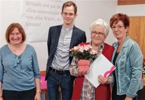 Ehre für die Treue zur Organisation: Christa Unterlinner (links), Kaplan Klein-Häßling und Ulrike Plankl (rechts) gratulieren Anna Wieser, die seit 60 Jahren Mitglied in der KFD ist. Foto re