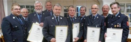 Ehre, wem Ehre gebührt! Kommandant Sepp Friesinger (links), Kreisbrandinspektor Georg Wimmer (Zweiter von links) und Bürgermeister Franz Sanftl (Zweiter von rechts) ehrten für langjährigen aktiven Dienst: Sebastian Friesinger, Josef Pöschl, Herbert Binsteiner, Josef Voglsammer, Sebastian Kainz, Robert Mayer und Stefan Schwimmer. Foto  KONRAD