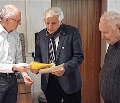 Ehrung für 40-jährige Vereinstreue: (von links) Vorsitzender Roland Bründl zeichnete Alfred Linke und auch Adalbert Busch aus. Foto re