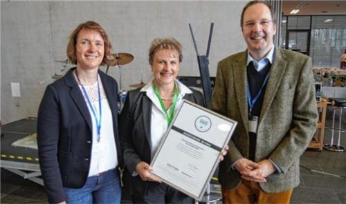 Ehrung für Kolbermoor! Stephanie Kapitza (links) von der TU Rosenheim hat Lehrerin und Projektleitung Susanna Klein eine Urkunde verliehen. Begeistert ist auch Schulleiter Markus Rinner. Foto weinzierl