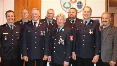 Ehrungen: Richard Schrank (von links), Kommandant Josef Hofmann, Ulrich Rose, Leonhard Schillinger, Georg Wagenstaller, Reinhold Schmid, Ernst Langer, Bürgermeister Peter Kloo.