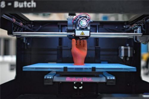Ein 3D-Drucker fertigt ein Hand-Modell. Die Technologie entwickelt sich rasend schnell fort und stößt auf immer größeres Interesse in der regionalen Wirtschaft. Foto dpa