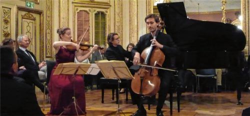 Ein ebenso überzeugender wie sympathischer Auftritt: das Van-Baerle-Trio im Neubeurer Schlosssaal. Foto Füchtner