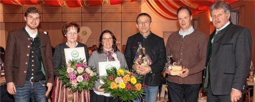 Eine Ehrung durch den Maschinenring-Vorsitzenden Josef Moser (rechts) und Geschäftsführer Florian Hötzelsperger (links) erhielten (von links) Margit Frischhut, Luise Wörndl, Hans Neumayer und Martin Pfaffinger.Foto fischer