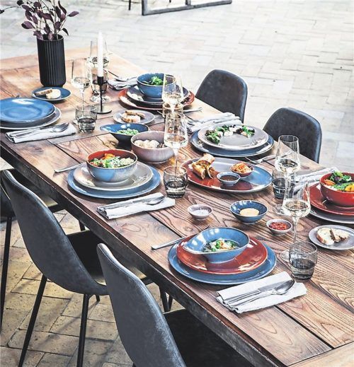 Eine Freude für das Auge: Buntes Geschirr auf dem schön gedeckten Tisch macht Appetit und gute Laune.Foto dpA/Kahla