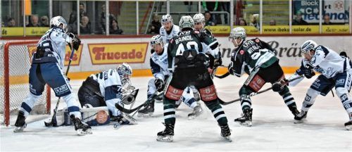 Eine gute Chance von Chase Witala, aber der Puck landet in der Fanghand von Lindaus Torwart David Zabolotny.