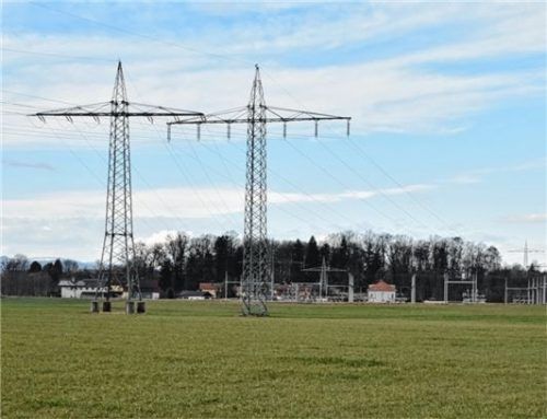 Eine Stromtrasse prägt das Bild: Auf dieser landwirtschaftlichen Fläche soll das Gewerbegebiet entstehen. Foto Schlecker