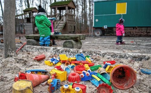 Eine Waldkindergartengruppe könnte kurzfristig den Bedarf an Betreuungsplätzen in Stephanskirchen decken. Dies wäre innerhalb eines Jahres umzusetzen. Mittel- bis langfristig wäre wohl eine weitere Kita, zum Beispiel am Tulpenweg, nötig. Foto dpa