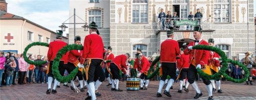 Einer der Höhepunkte des Tanzes: das Fassklopfen und drumherum der Tanz der Schäffler.Fotos Thomae