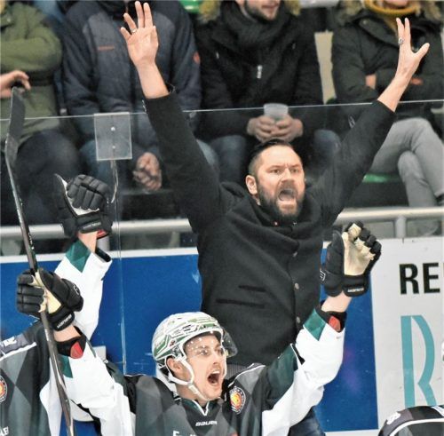 Emotional und immer voll dabei:  Starbulls-Trainer Manuel Kofler. Vorne Verteidiger Manuel Neumann. Fotos  Ziegler
