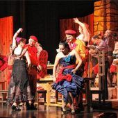 Anzügliches Treiben im großen Saal