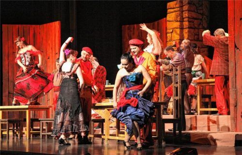 Eng wurde es auf der Bühne bei Carmen. Die Compagnia d´Opera Italiana di Milano gab ihre Vorstellung im Haus der Kultur.Fotos  Von Ahn