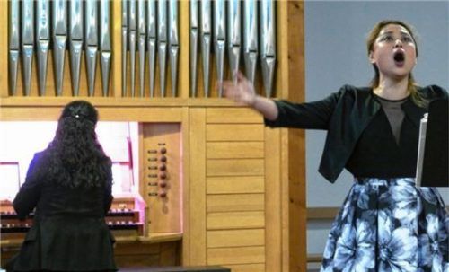 Entfesselt fröhlich sang Kayo Hashimoto, begleitet von Kaori Mune-Maier, japanische Lieder. Foto Janka