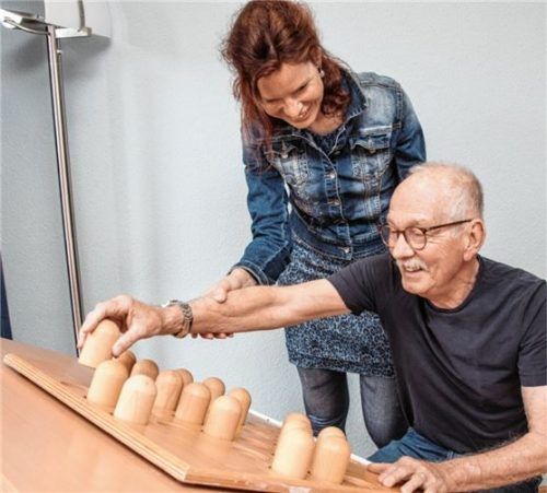 Ergotherapeuten nutzen jedes Training und jede Übung, um mit ihren Patienten über deren Befinden zu sprechen. Foto DVE/ J. Metzger