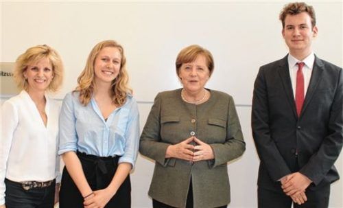 Erinnerungsfoto: Julia Sragner (Zweite von links) und Philipp Busse (rechts) mit Bundeskanzlerin Angela Merkel und Daniela Ludwig.Foto re