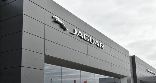 Eröffnet heute Abend: der Neubau für Jaguar und Land Rover von Premium Cars in Kolbermoor. Der Standort ist ein Beispiel für das Expansionsstreben der Engländer speziell in Bayern, der verkaufsstärksten Region der beiden Marken in ganz Deutschland. Fotos schlecker, re