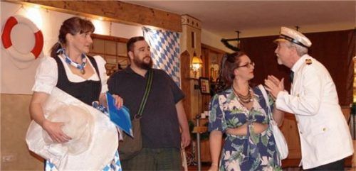 Erstes Kennenlernen mit Kapitän Harry Hornbläser, Fiona Love, Heinz Clooney und Chefstewardess Beatrice (von re.)