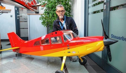 Experte in Sachen Modellflugzeug-Fliegen: Ottmar Achenbach, hier vor einem Modell, das als Schleppflugzeug für Segelflugmodelle dient. Beim Modell-Segelflug ist übrigens fundierte Kenntnis über Thermik und die ganze damit verbundene Physik gefragt. Fotos Thomae