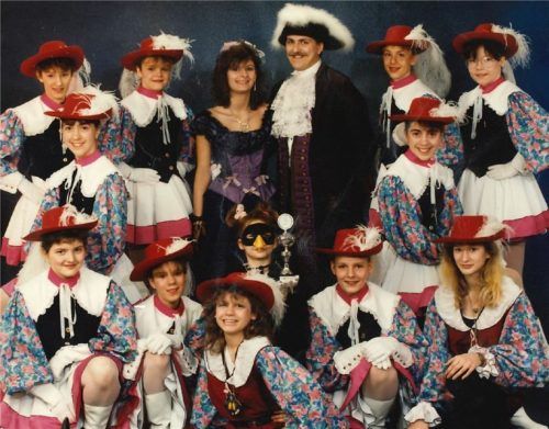 Faschingsprinz und später Präsident: Klaus Weiß, der 1990 zusammen mit seiner damaligen Frau Katja das erste erwachsene Prinzenpaar der Waldburgia war, inmitten der Garde.Fotos  privat/Bachmaier