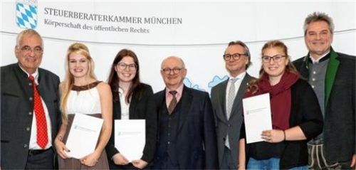 Freude bei den Absolventinnen: Anna Bergener (Zweite von links), Sara Janisch (Dritte von links) und Justina Bichler (Zweite von rechts) bekamen von (von links) Dr. Hartmut Schwab, Präsident der Steuerberaterkammer, Volker Freund, Ministerialdirigent im Staatsministerium, Peter Geirhos, Vizepräsident der Steuerberaterkammer München, Eugen Unterstraßer, Lehrer der Berufsschule, die Urkunden überreicht.Foto StBKM