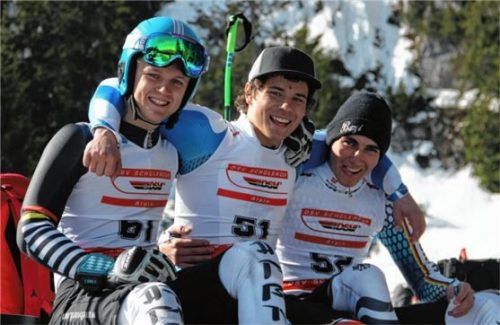 Freudiges Warten auf den Start im Super-G: Johannes Schmid, Matthias Kagleder und Simon Bolz (von links). Bolz wurde deutscher Schülermeister. Foto Beha