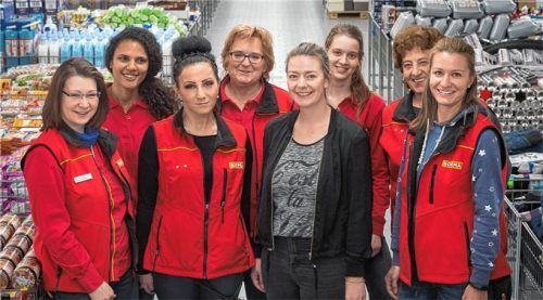 Freuen sich auf die Eröffnung: Stellvertretende Filialleiterin Kathrin Nötzel, Marcia Dörfler, Tanja Hilger, Filialleiterin Gabriela Schneider, Bereichsleiterin Sarah Otter, Bettina Bergmann, stellvertretende Leiterin Edeltraud Dahlmann und Dijana Sdogcic. Fotos kg