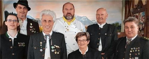 Freuen sich über die treuen Mitglieder: Zweiter Schützenmeister Michael Feichtner, Gauschützenmeister Bernhard Brehmer, Max Sylla, Jakob Wiedemann, Ursula Stadler, Gerhard Feiler, Erster Schützenmeister Stefan Langl (von links).Foto re
