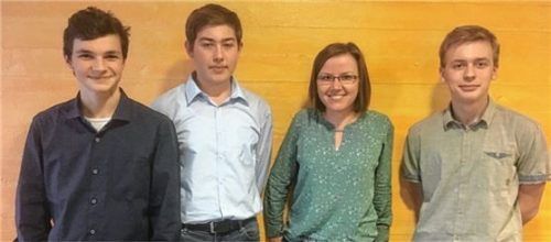Freuen sich über einen dritten Platz im Regionalwettbewerb: Mario Möller, Lucas Schätz, Chemielehrerin Carmen Hruschka und Tobias Antoni (von links).Foto  Fischer