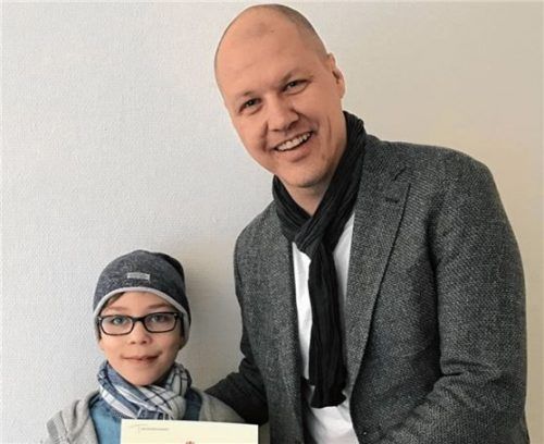 Freuten sich über Platz eins in der Altersgruppe 2 beim Wertungsspiel „Jugend musiziert“ in Passau: der zehnjährige Schlagwerker Yves-Seraphin Clocuh und sein Lehrer Wolfgang Höhn.Foto  re