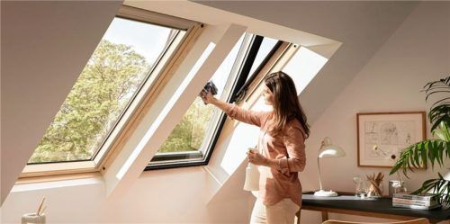 Frühjahrsputz leicht gemacht: Warmes Wasser reicht völlig, ein Mikrofasertuch erledigt den Rest. Foto Velux/akz-o