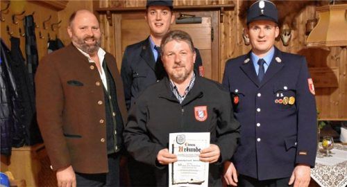 Für 50 Jahre Mitgliedschaft bei der Freiwilligen Feuerwehr Schleching zeichneten Bürgermeister Josef Loferer (von links), Simon Mauracher und Kommandant Timo Kleinschroth Bernhard Tausendpfund (vorne) mit einer Ehrenurkunde aus.Foto Wunderlich