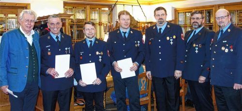 Für ihre langjährige Treue zeichnete der stellvertretende Landrat Günther Knoblauch mit einem Ehrenzeichen Harald Gruber (40 Jahre), Andreas Mittermüller (25 Jahre) und Andreas Neuhofer (25 Jahre) aus. Weiter auf dem Bild: Kommandant Martin Demberger, Vorsitzender Michael Rieder und Kreisbrandrat Harald Lechertshuber (von links).Foto fuh