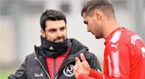 Für Trainer Thomas Kasparetti, hier im Gespräch mit Korbinian Linner, ist in den nächsten Wochen jeder Spieler wichtig. Foto  Ziegler