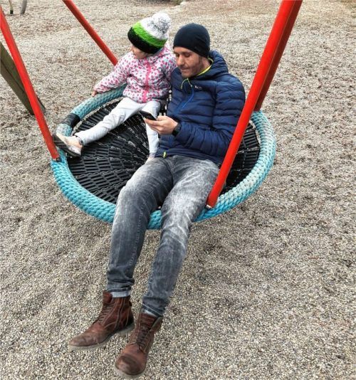 Für viele ein Aufreger und auch für ihn hört hier die Facebook-Liebe auf: Wenn der zweifache Familienvater Bastian Gürth aus Brannenburg auf dem Spielplatz ist, bleibt das Handy normalerweise in der Hosentasche. Foto Sgodda