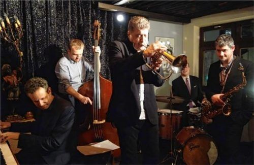 Furioses Konzert im kleinen Club: das „Blue Note Quintett“ um Trompeter Joe Magnarelli (Mitte). Foto Friedrich