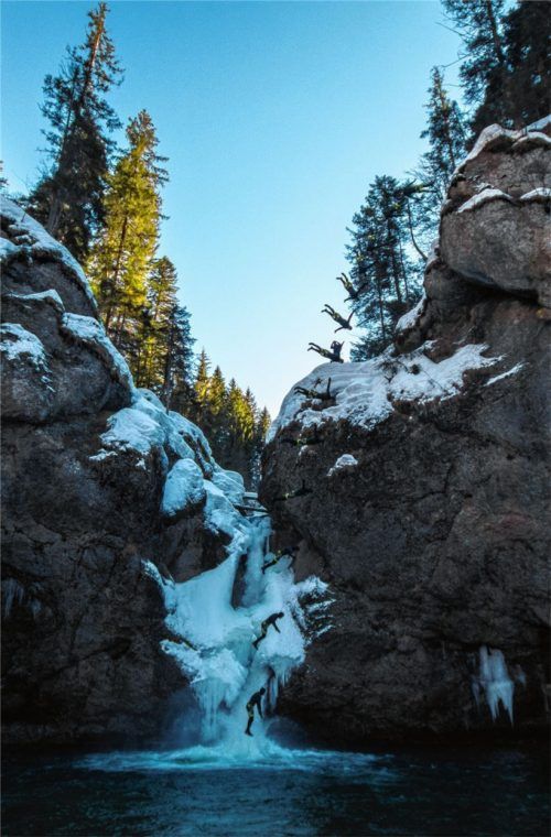Ganz gut verfolgen lässt sich der Sprung von Rainhard Riede an den Buchenegger Wasserfällen. Rechts oben an der Klippe springt er ab, macht seinen Vorwärtssalto mit halber Schraube, bevor er im Weißwasser des Wasserfalls eintaucht.
