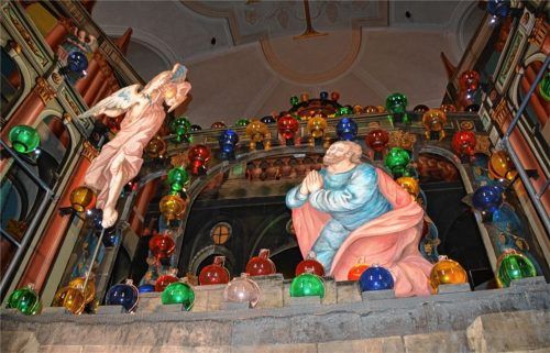 Ganz klein kommt sich vor, wer direkt vor dem Heiligen Grab steht. Auf der mittleren Ebene ist die Ölbergszene mit dem verängstigten Jesus und dem Engel, der ihn stärkt, zu sehen. Fotos Hampel (5)/Bude