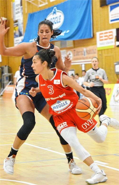 Ganz locker zieht Jennifer Schlott an ihrer Freiburger Gegnerin im letzten Punktspiel vorbei. So einfach wird es in der Play-off-Runde sicher nicht werden. Foto  Hörndl