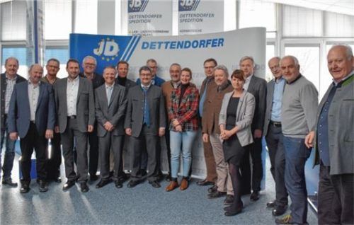Gastgeber Georg Dettendorfer (Vierter von links) mit den Euregio-Inntal-Vertretern.Foto re