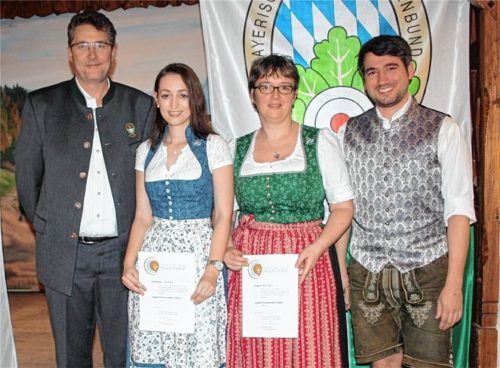 Gaujugendleiter Klaus Waldherr (links) und Peter Schwibinger, Sport- und Jugendleiter der Bayerischen Sportschützenjugend (rechts), ehrten Katharina Linner und Regina Weindl (Mitte von links) für ihre langjährige Tätigkeit in der Jugendarbeit.