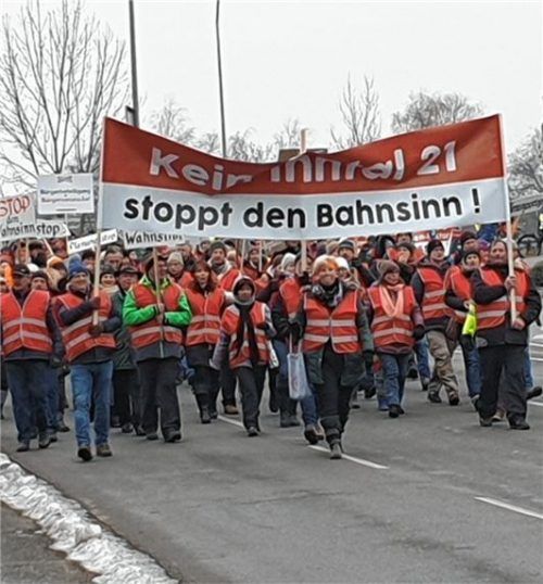 Gemeinsam nach Rosenheim marschiert: Der Westzug, den die Kolbermoorer und Panger organisiert haben, war die größte Kolonne.