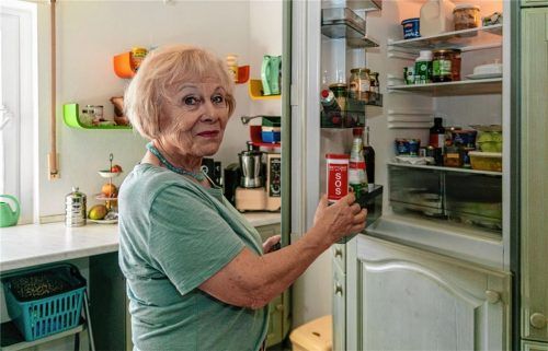 Geraldine Hermann mit der Rettungsdose, die im Kühlschrank aufbewahrt wird: Wenig Platzbedarf für viel Sicherheit im Fall der Fälle.Fotos  Thomae