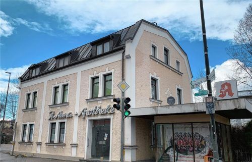 Geschichtsträchtiges Gebäude: die St.-Anna-Apotheke an der Bahnhofstraße. Die Stadt hat das Haus 2013 aufgekauft und will es jetzt sanieren.Foto Gantner