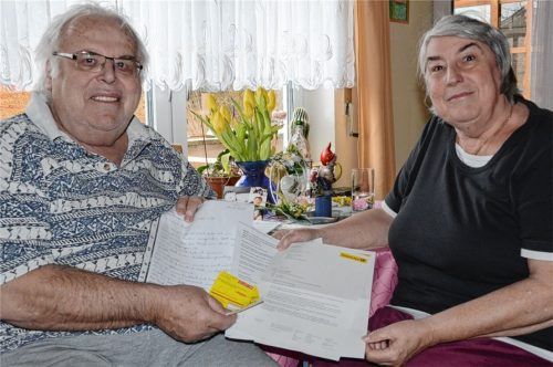 Glücklich strahlen Marianne und Josef Obertinski aus Bad Endorf. Sie bekommen den Hundert-Euro-Schein ersetzt, der in einem Wertbrief am 17. Oktober aufgegeben worden war. In Berlin war der Brief nie angekommen.Foto ammelburger