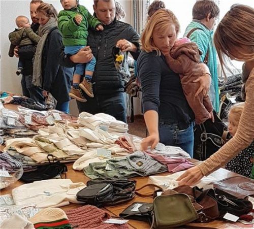Groß war das Angebot beim Zweithand-Trachtenmarkt des Trachtenvereins „Mangfalltaler“.Foto Weinzierl