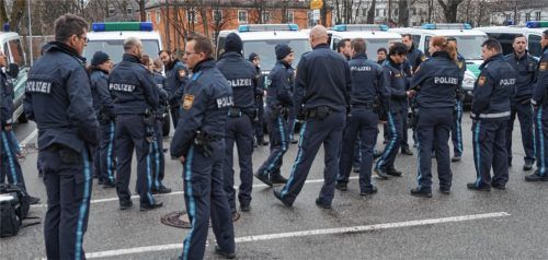 Großaufgebot der Polizei: Mehr als 30 Polizisten sind unterwegs in der Stadt und kontrollieren vor Rosenheimer Schulen. Fotos Heise