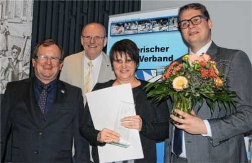 Große Ehre für die Rosenheimerin: Beate Ganser wurde von Oliver Bungers, Klaus Junker und Georg Beer ausgezeichnet (von links).Foto re