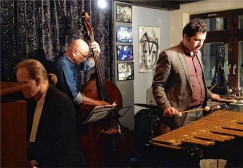 Große Musik auf kleiner Bühne mit dem Samerberger Jazz-Ensemble. Foto Friedrich